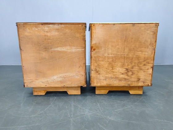 Image 1 of Een paar notenhouten nachtkastjes met glazen blad uit het midden van de 20e eeuw, jaren 1950.