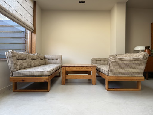 Due divani svedesi vintage e un tavolo in pino