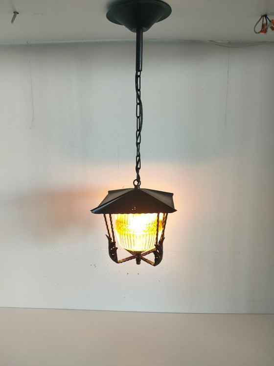 Image 1 of Lampada a sospensione a lanterna con vetro scanalato bianco ambrato.