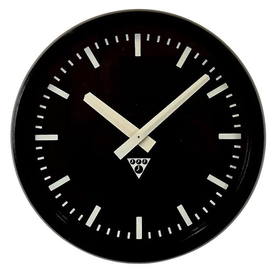 Image 1 of Orologio da parete industriale in bachelite di Pragotron, anni '70