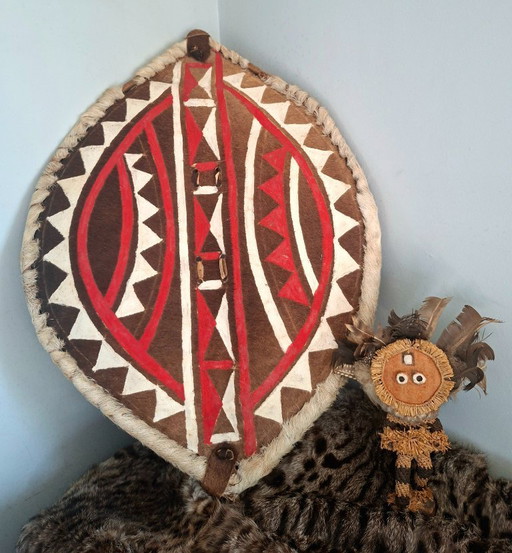 Afrikaanse tribale kunst: Maasai-schild en Pende-ritueelfiguur - Decoratie