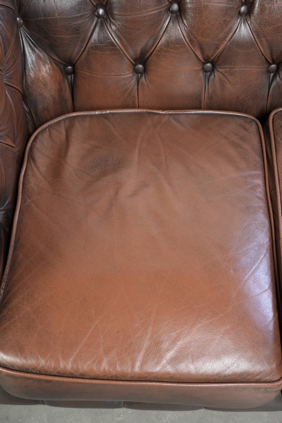 Image 1 of Sofá Chesterfield de 3 plazas de piel de vaca marrón, de estilo inglés, con hermosos detalles.