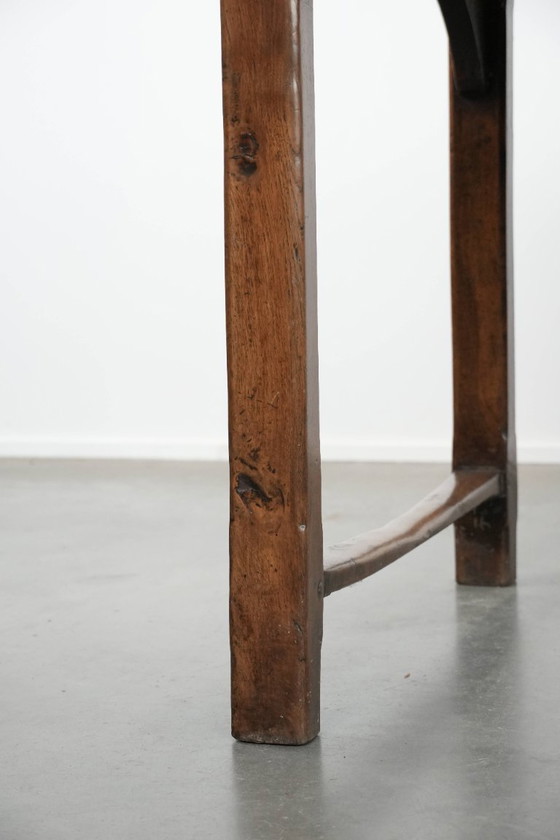 Image 1 of Antieke Franse eettafel voor 4 tot 6 personen uit eind 18e/ begin 19e eeuw met een eiken blad en een brood/ uittrek plank