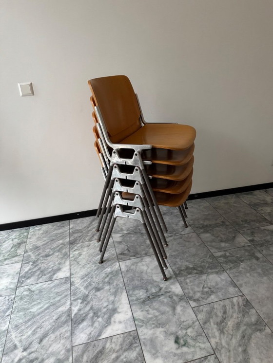 Image 1 of Ensemble de 5 chaises vintage Castelli Giancarlo Piretti DSC 106 avec assises en bois, années 1960/70
