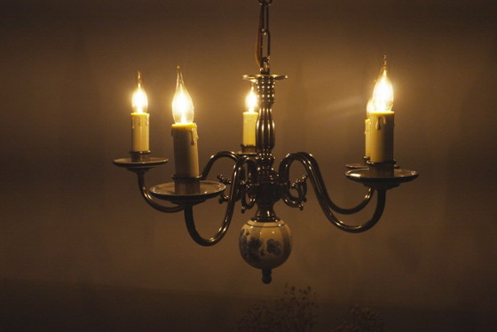 Image 1 of Lustre vintage en porcelaine de Delft bleu et blanc, suspension à 5 bras en céramique hollandaise de style cottagecore.
