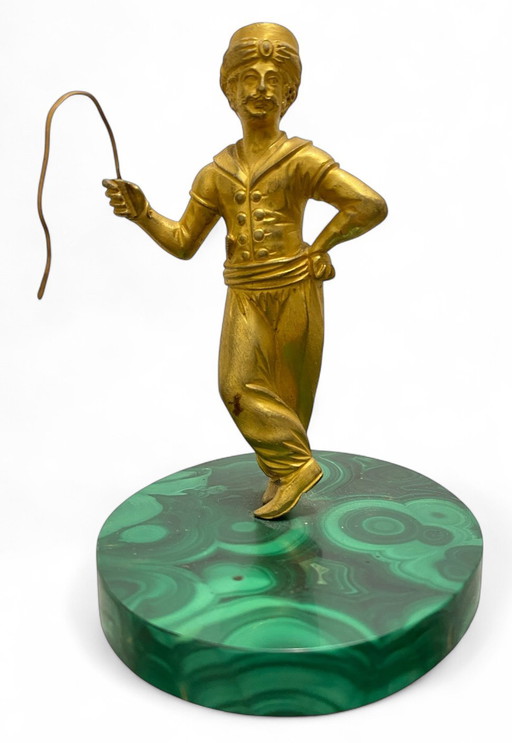 Élégante figurine de cosaque en bronze doré sur malachite – Art impérial russe du XIXe siècle”