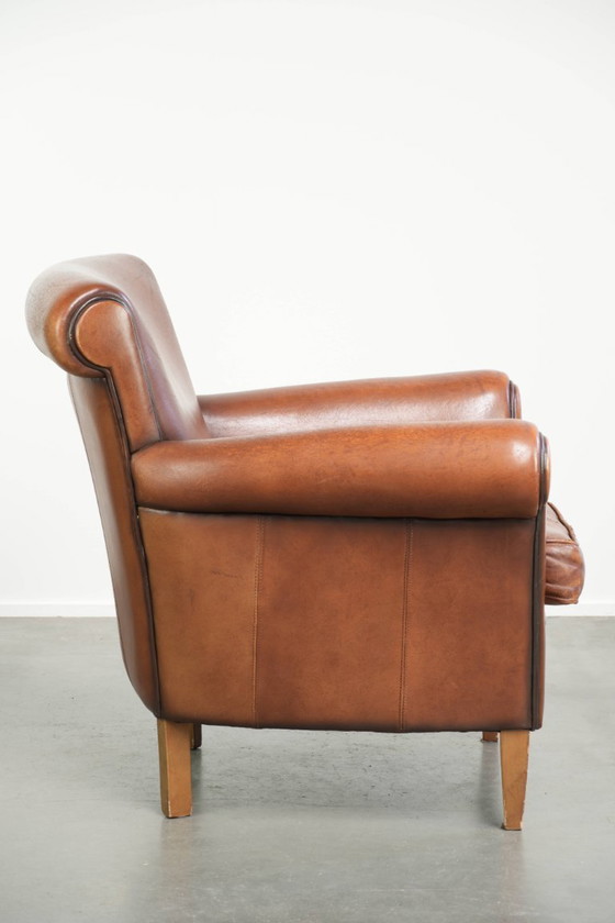 Tijdloze fauteuil/ armchair gemaakt van schapenleer met een mooie Engelse uitstraling – Leather (photo 3 of 13)