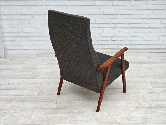 Image 1 of Sillón danés de respaldo alto de la década de 1970, tapizado en tela y madera de teca.
