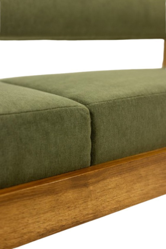 Image 1 of Banco de tres plazas en fresno claro y terciopelo mohair verde. Contemporáneo.