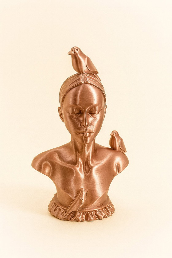 Image 1 of Mujer con pájaros