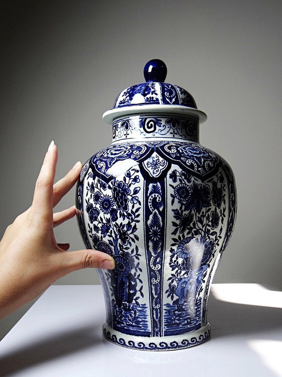 Image 1 of Grote Boch Holland Royal Sphinx aardewerken pot met deksel en Delftsblauwe decoratie.