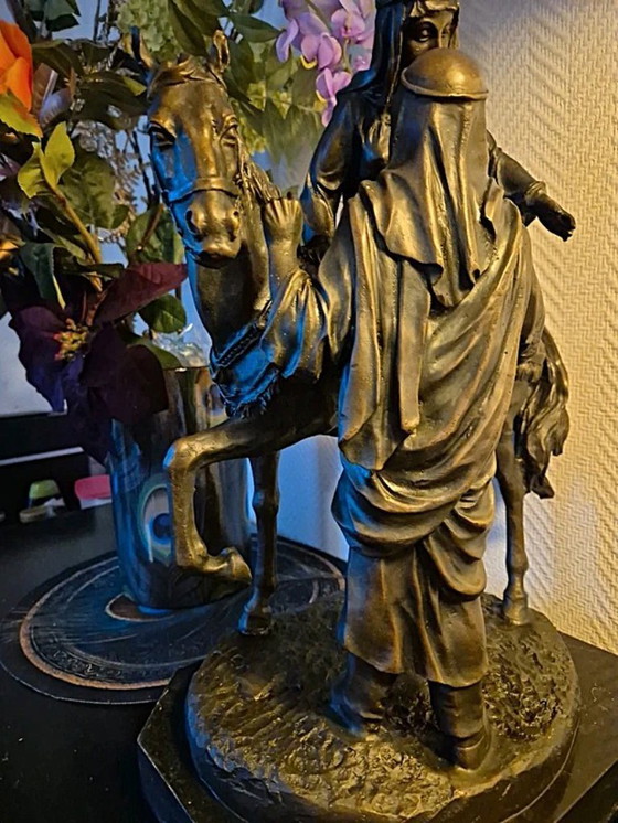 Image 1 of Estatua de bronce de una pareja beduina a caballo