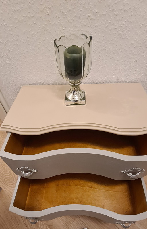 Cómoda vintage de estilo campestre francés.