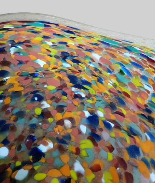 Cuenco de vidrio hecho a mano con aspecto moteado de colores.