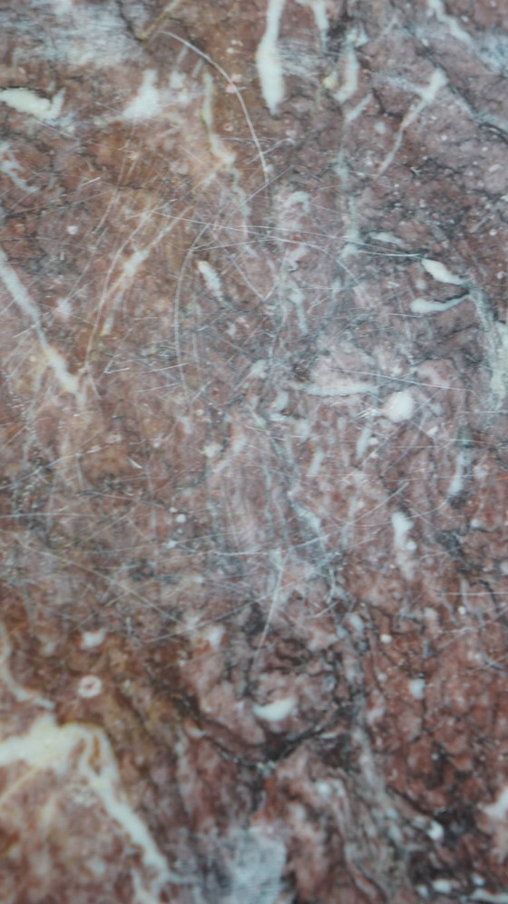 Image 1 of Ancienne table d'appoint carrée française de la fin du XVIIIe siècle avec cadre en bois et plateau en marbre