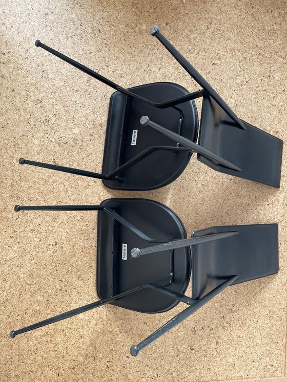 Image 1 of Een paar vintage zwarte leren Italiaanse design eetkamerstoelen (Fasem S44)