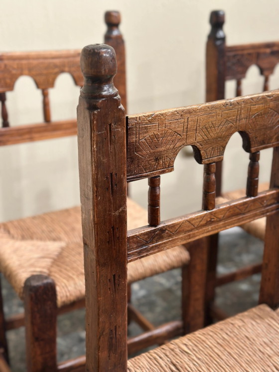 Set van 8 brutalistische, handgesneden eetkamerstoelen, Spanje (photo 7 of 8)