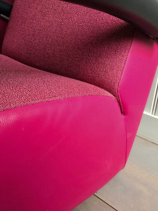 2 leolux stoelen, Scylla, hoog en een poef. Scylla 965-101, fauteuil hoog Zit/rug: Macaron kl. 640 Roseo Zijkant: Senso kl. 5560