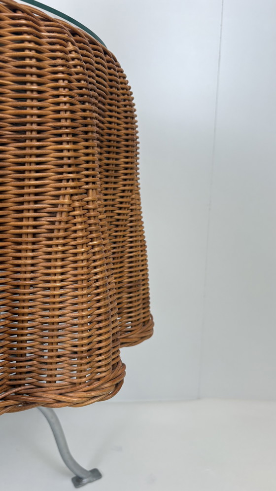 Image 1 of Table d'appoint en rotin avec nappe et draperie fantôme en osier