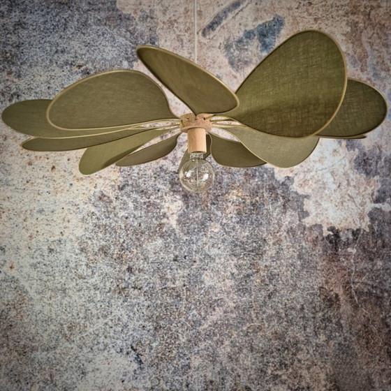 Image 1 of Suspension fleur, modèle Orphéa, 12 pétales en métal doré et lin (teinte au choix)