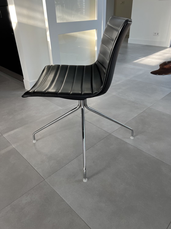 Image 1 of 8x Arper zwart leren (draai)stoel