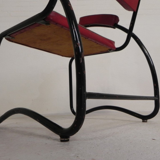 Image 1 of Conjunto de 4 sillones y mesa de centro con estructura tubular de estilo Bauhaus, década de 1950.