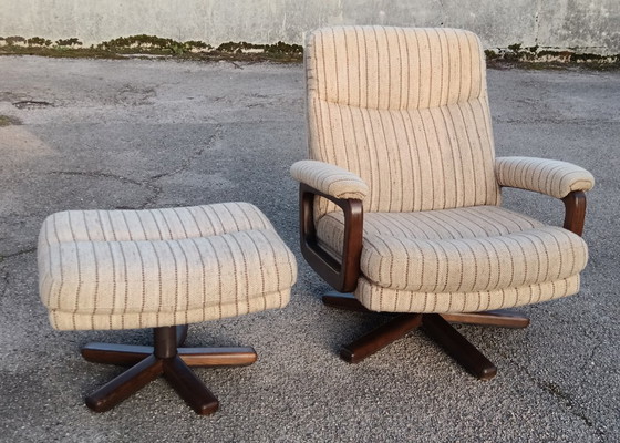 Image 1 of Drehsessel und Hocker aus der Mitte des 20. Jahrhunderts (1970er Jahre)