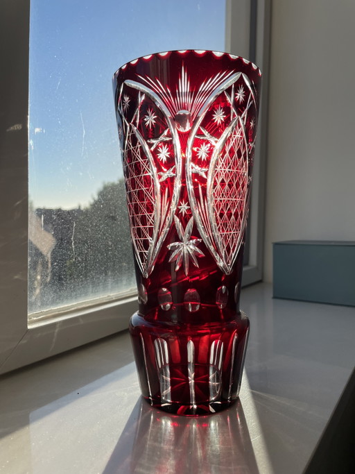 Jarrón de cristal rojo tallado a mano, estilo bohemio o polaco - Vintage - Revestimiento rubí/arándano