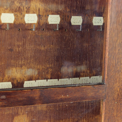 Grote vintage fabriekskast met glas aan de muur, Tsjecho-Slowakije, jaren 1920