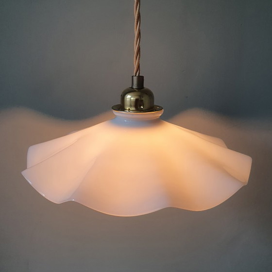 Vintage French Opaline pendant lamp with corrugated shade – Metal (photo 2 of 20)