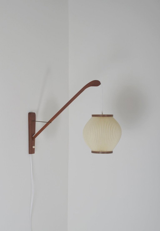 Dänische Teakholz-Wandlampe mit Perlmuttschirm, 1960er Jahre