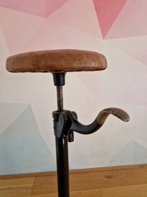 Sgabello da dentista industriale vintage d'epoca – Sgabelli, Metal, Leather (photo 4 of 5)