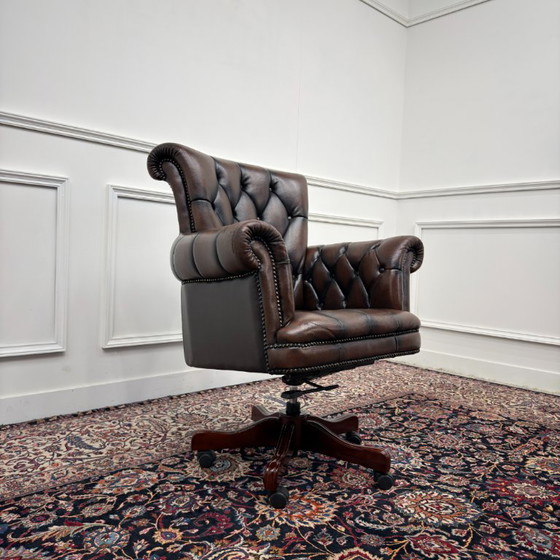 Grande Sedia da ufficio Chesterfield inglese marrone – Sedie da ufficio, Leather, Wood (photo 10 of 10)