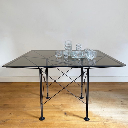 Mesa de comedor de cristal con estructura de alambre de los años 80