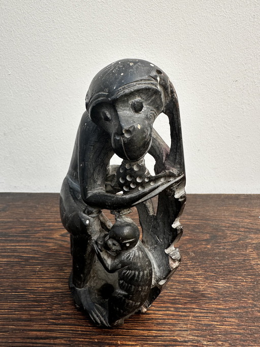 Sculpture de Singe en pierre noire Mère et enfant H 14 cm / L 9 cm