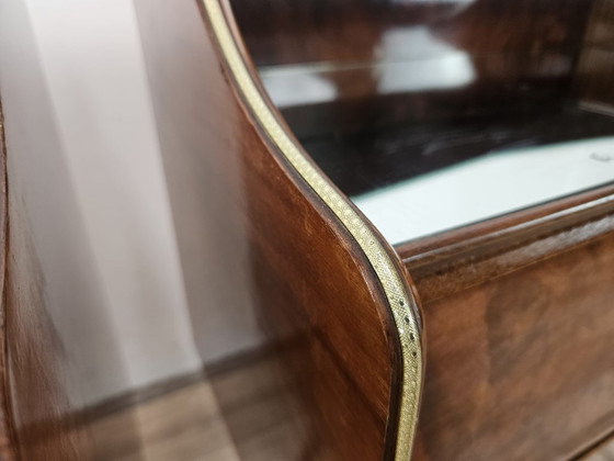 Image 1 of Mesitas de noche de madera de nogal con tapa de cristal doble.