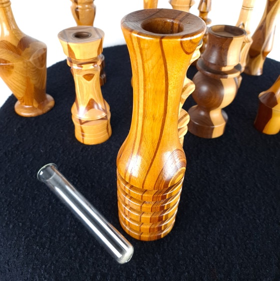 Image 1 of Set di 14 candelieri e piccoli vasi vintage in legno tornito a mano con intarsio.