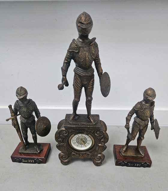 Image 1 of Horloge Chevalier avec statues de chevaliers assorties