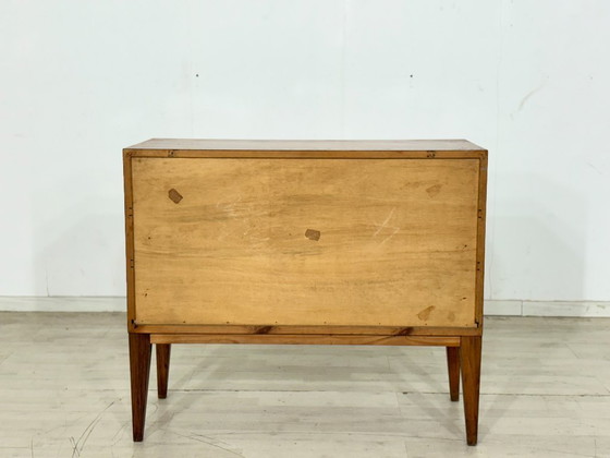 Image 1 of Commode style années 60 – Meuble vasque vintage en noyer avec poignées en laiton