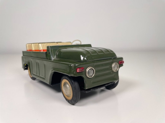 Image 1 of Coppia di Jeep giocattolo d'epoca, una macchina aperta degli anni '60 e una Jeep militare in metallo degli anni '40