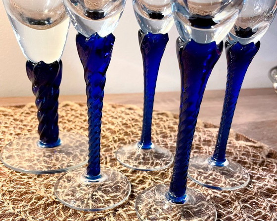 Image 1 of Carafe en verre vintage avec 4 verres – Service à liqueur à pied bleu – Articles de bar style années 50