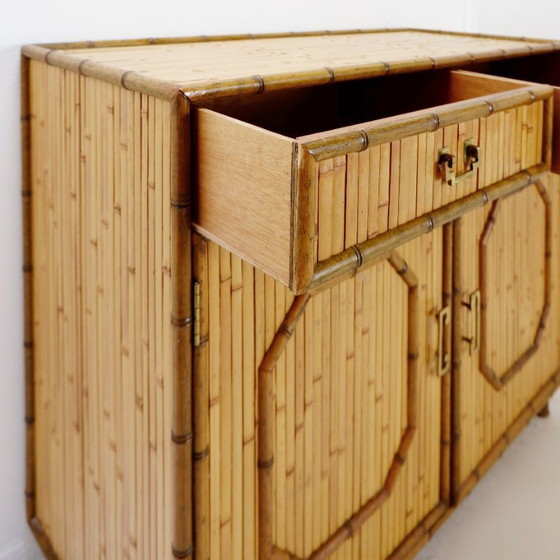 Image 1 of Commode en bambou à 2 portes et 2 tiroirs - poignées en laiton, vers 1960