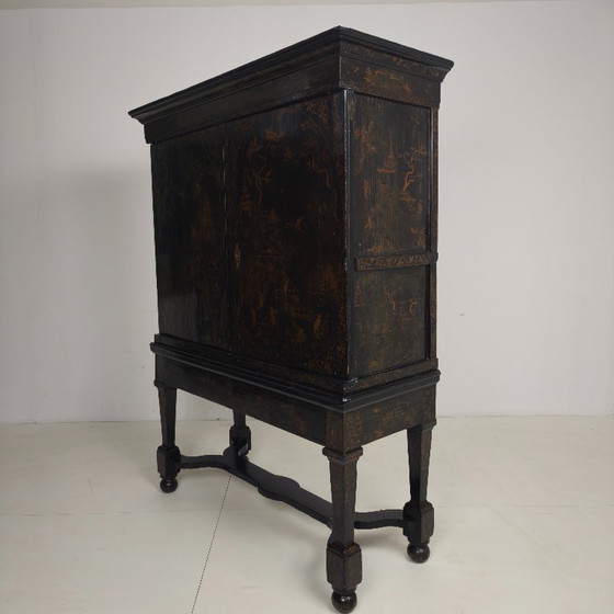 Image 1 of Ein seltener niederländischer Chinoiserie-Schrank aus dem frühen 18. Jahrhundert, lackiert, um 1700.