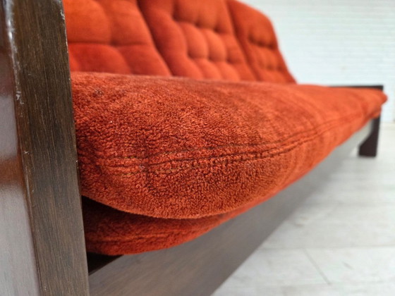 Image 1 of Dänisches 3-Sitzer-Sofa aus den 1970er Jahren, orange/roter Möbelvelours, Eichenholz.