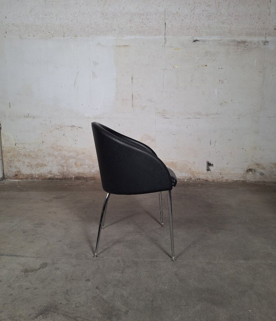 Image 1 of Silla decorativa Kastel Kameo de cuero negro con patas cromadas