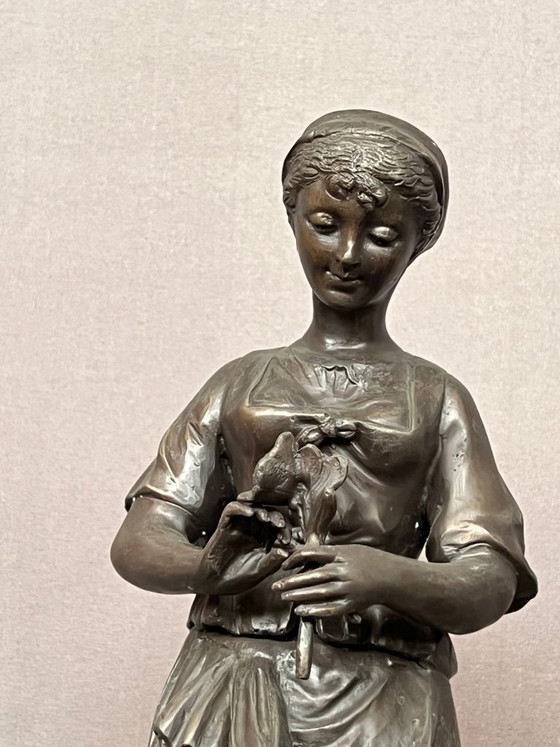 Paire de statuettes en bronze sur un piédestal en marbre., Sculptures, Marron, Figuratief (photo 4 sur 5)