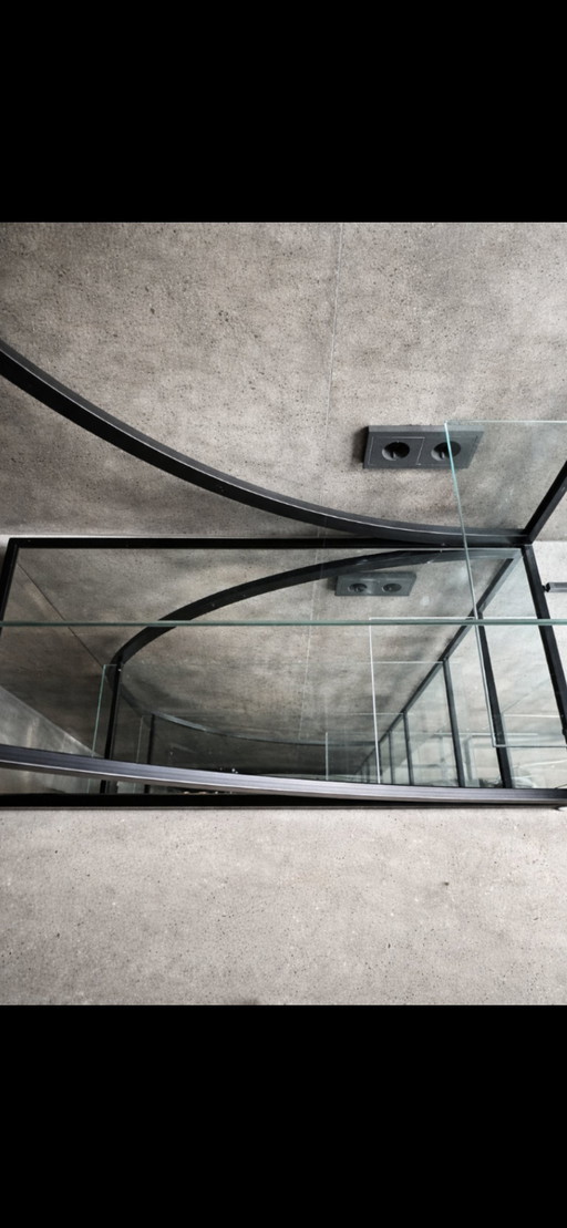 Runder Raumteiler/Vitrinenschrank