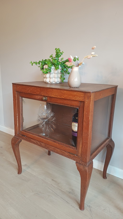 Schöner Teeschrank im Vintage-Stil mit geschliffenem Glas