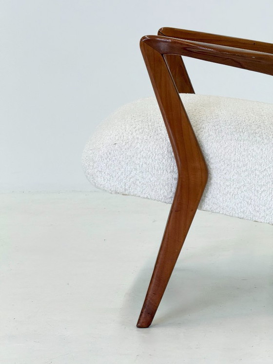 Image 1 of Sillón italiano de mediados de siglo hecho de madera de cerezo con bouclé blanco