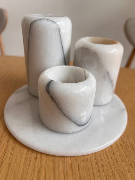 Image 1 of Set aus 3 Marmorkerzenständern auf einem Tablett